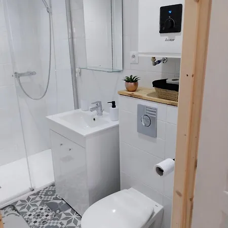 8 Proche Centre Ville, Commerces, 公寓 *