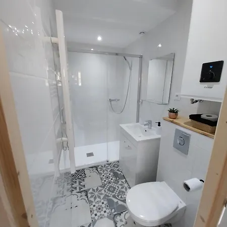 8 Proche Centre Ville, Commerces, מרס-לה-באן