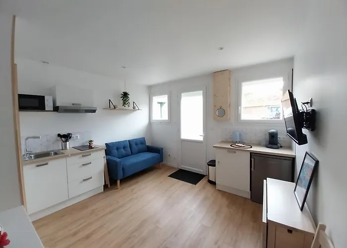 8 Proche Centre Ville, Commerces, Appartement *